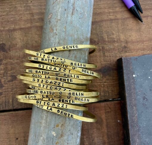 Bracciale rigido aperto con frase a scelta in ottone martellato - immagine 3
