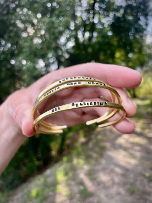 Bracciale rigido aperto con frase a scelta in ottone martellato - immagine 6