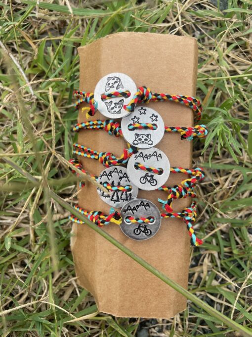 Bracciale amicizia, braccialino con bottone e cordino colorato - immagine 3