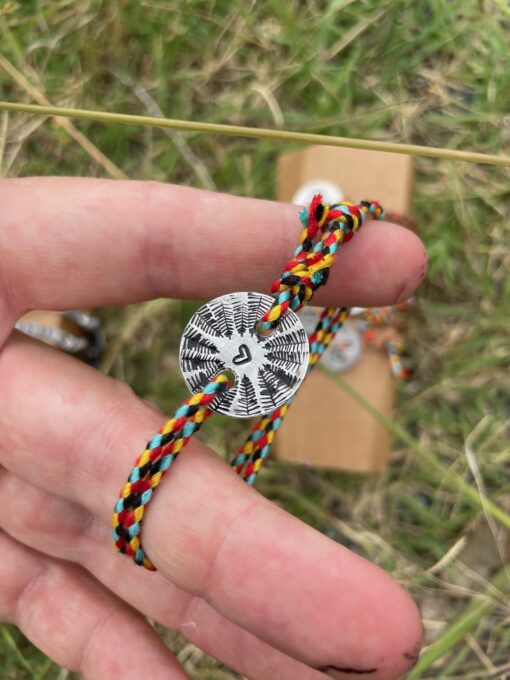 Bracciale amicizia, braccialino con bottone e cordino colorato - immagine 2