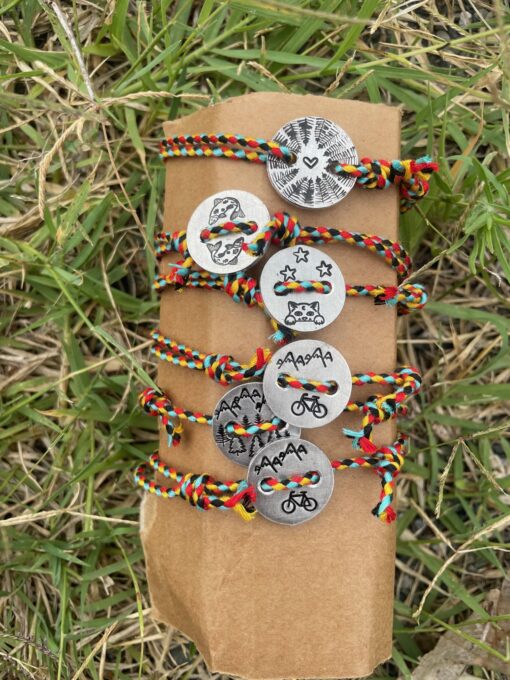 Bracciale amicizia, braccialino con bottone e cordino colorato - immagine 4