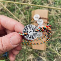 Bracciale amicizia, braccialino con bottone e cordino colorato