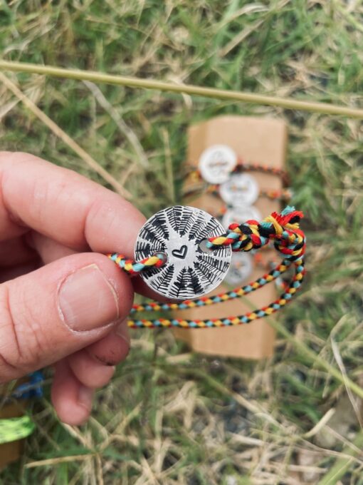 Bracciale amicizia, braccialino con bottone e cordino colorato